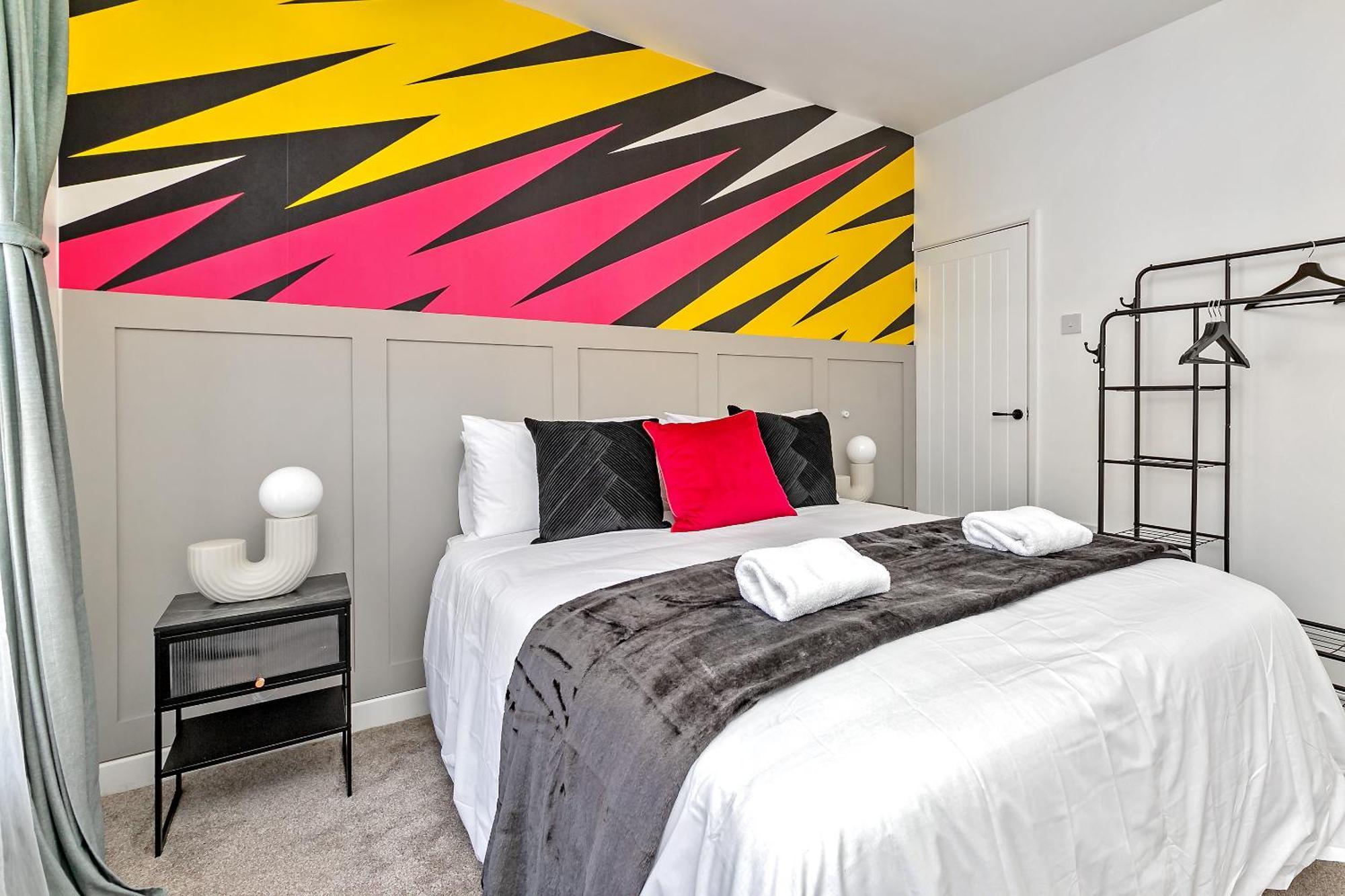 Exclusive Town Centre Home, Free Parking, Walk To Train Station, Near Airport, Luxury Stay, Garden, Pop Art Decor Luton  Esterno foto