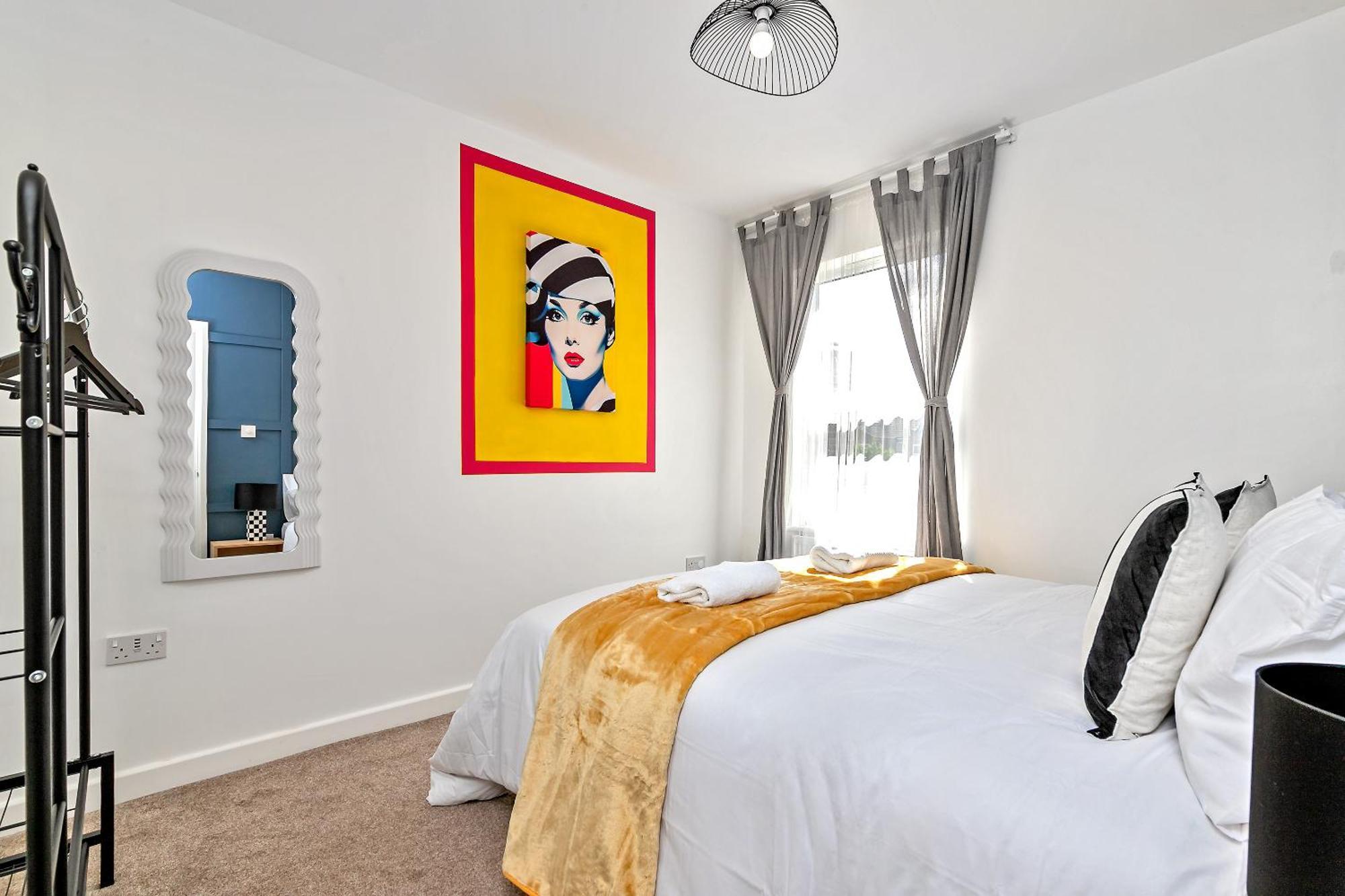 Exclusive Town Centre Home, Free Parking, Walk To Train Station, Near Airport, Luxury Stay, Garden, Pop Art Decor Luton  Esterno foto