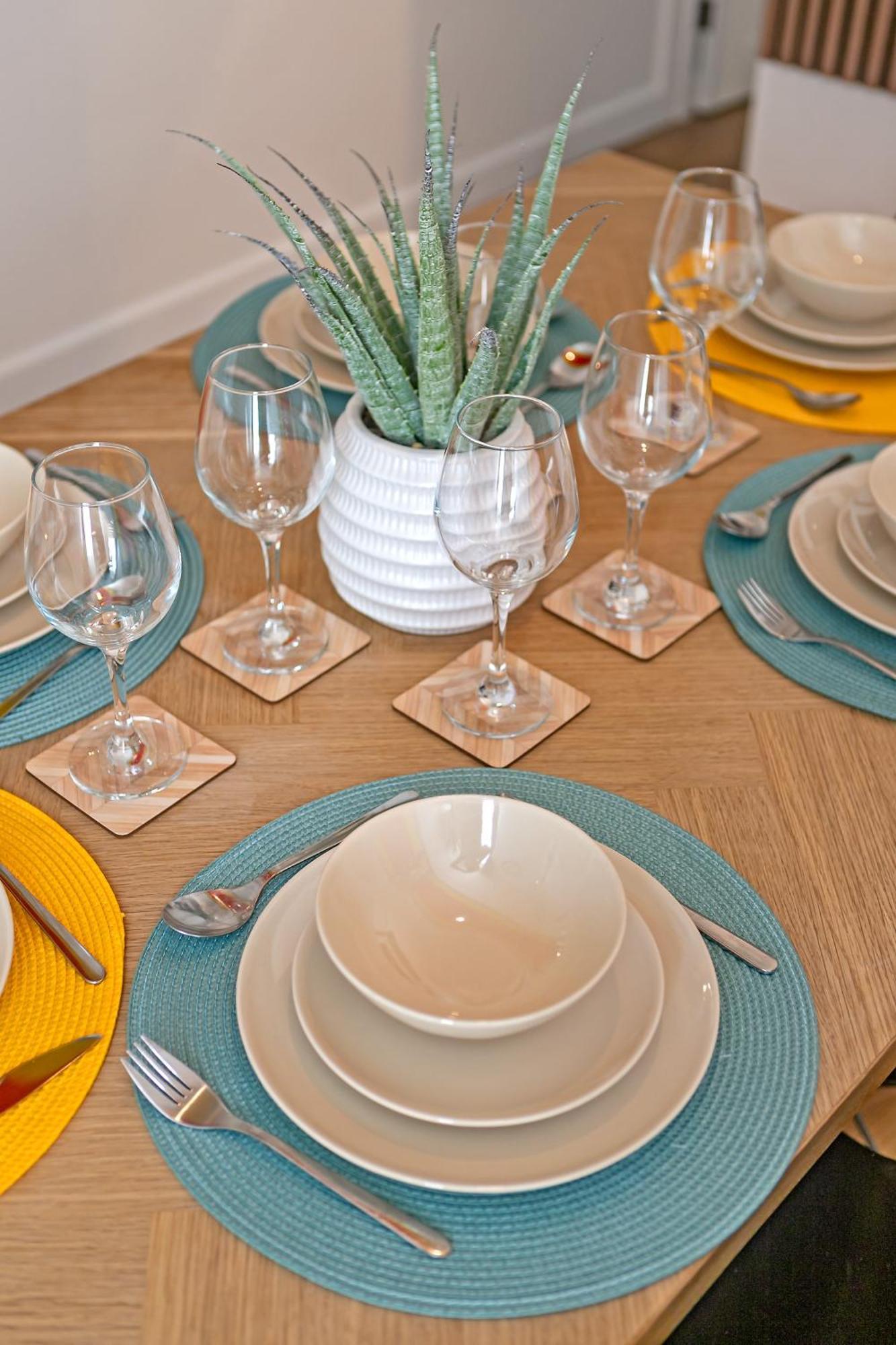 Exclusive Town Centre Home, Free Parking, Walk To Train Station, Near Airport, Luxury Stay, Garden, Pop Art Decor Luton  Esterno foto