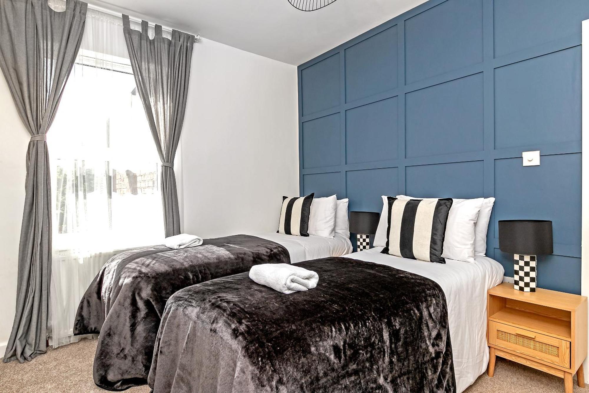 Exclusive Town Centre Home, Free Parking, Walk To Train Station, Near Airport, Luxury Stay, Garden, Pop Art Decor Luton  Esterno foto